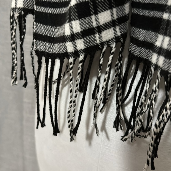 Like New Scarf-Black & White-Twisted Fringe-65x12 - Picture 2 of 10